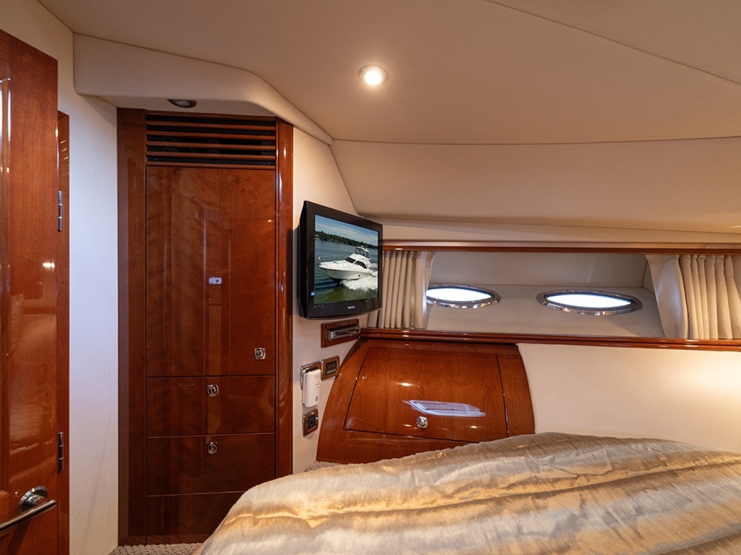 Sea Ray 580 Sedan Bridge Yacht For Sale