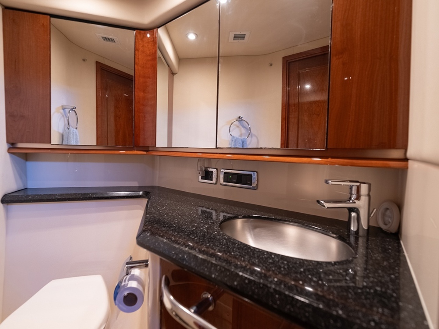 Sea Ray 580 Sedan Bridge Yacht For Sale