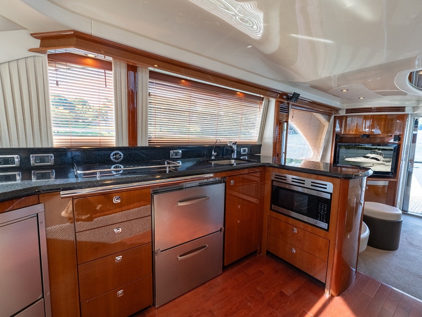 Sea Ray 580 Sedan Bridge Yacht For Sale