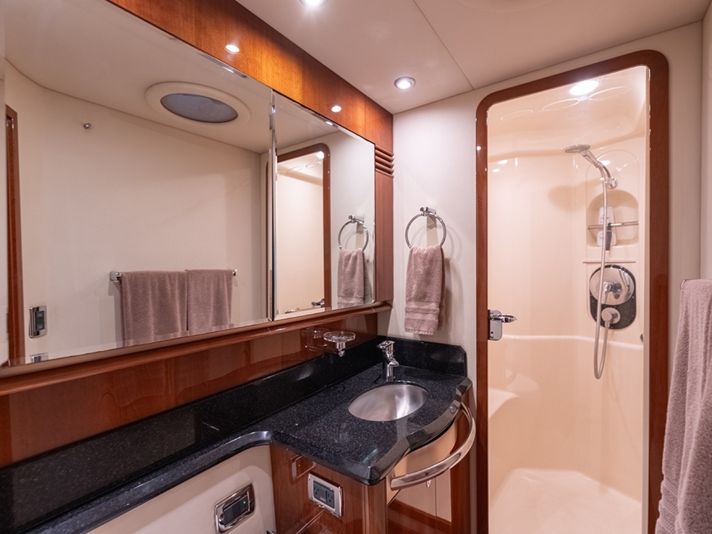 Sea Ray 580 Sedan Bridge Yacht For Sale