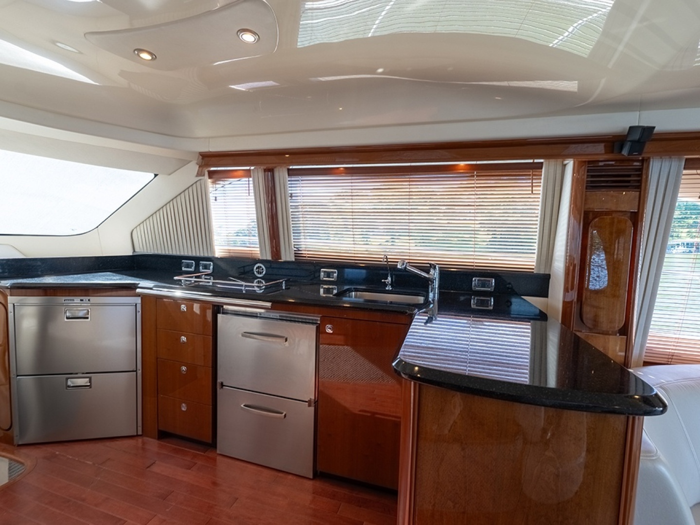 Sea Ray 580 Sedan Bridge Yacht For Sale