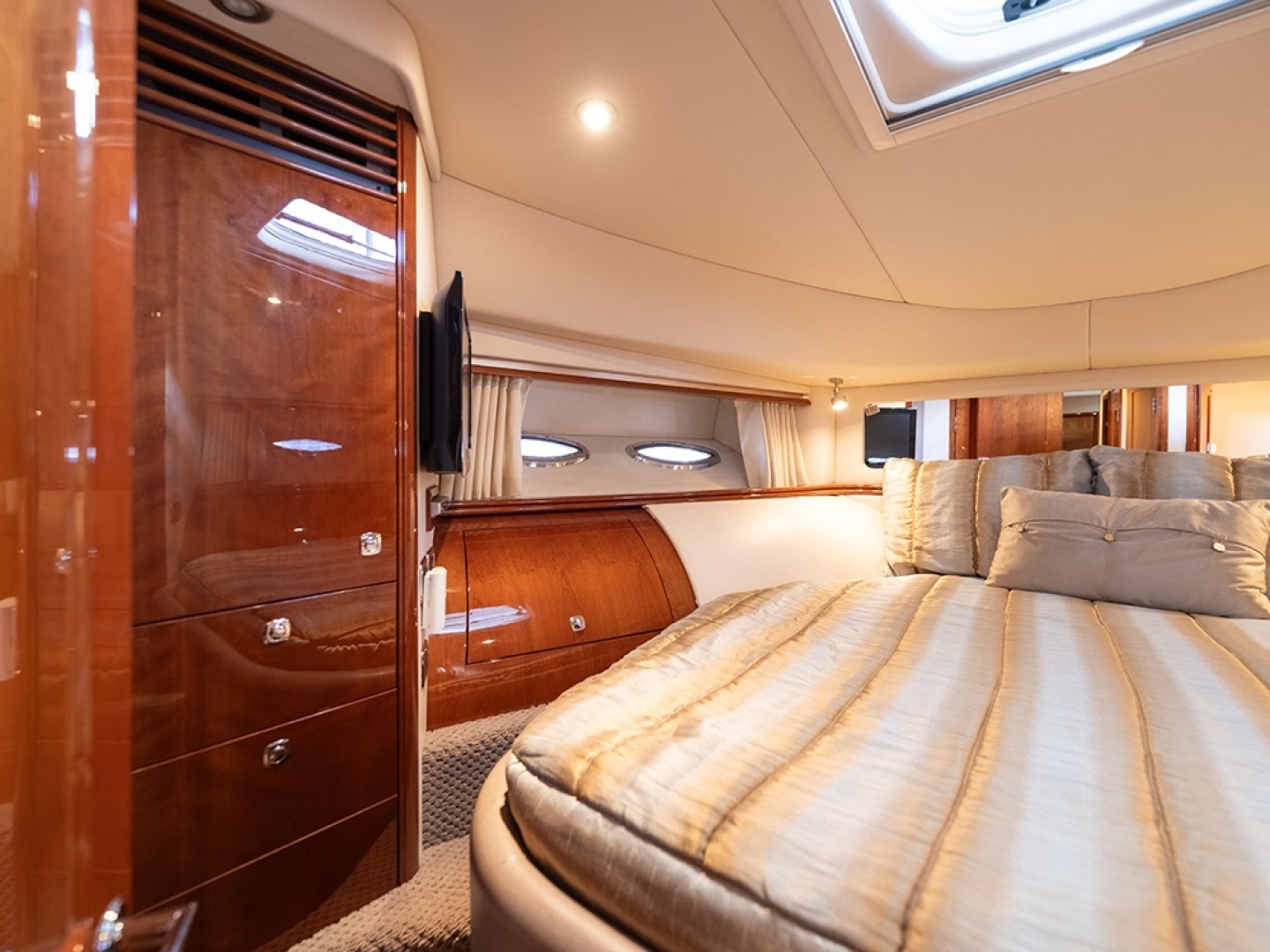 Sea Ray 580 Sedan Bridge Yacht For Sale