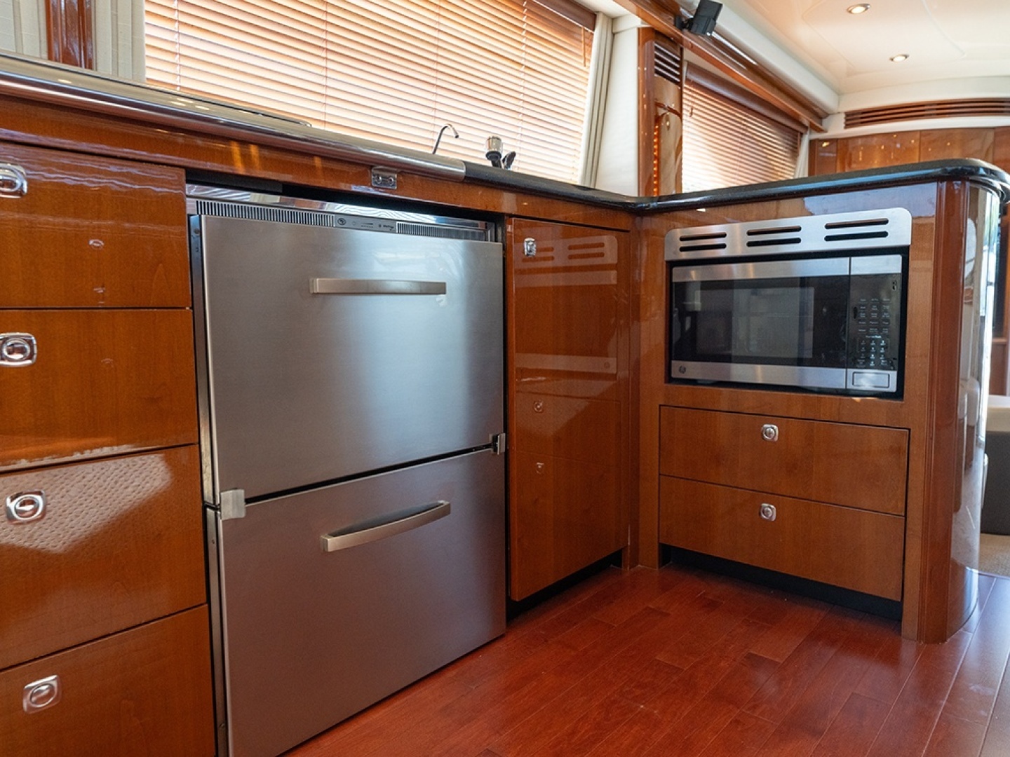 Sea Ray 580 Sedan Bridge Yacht For Sale