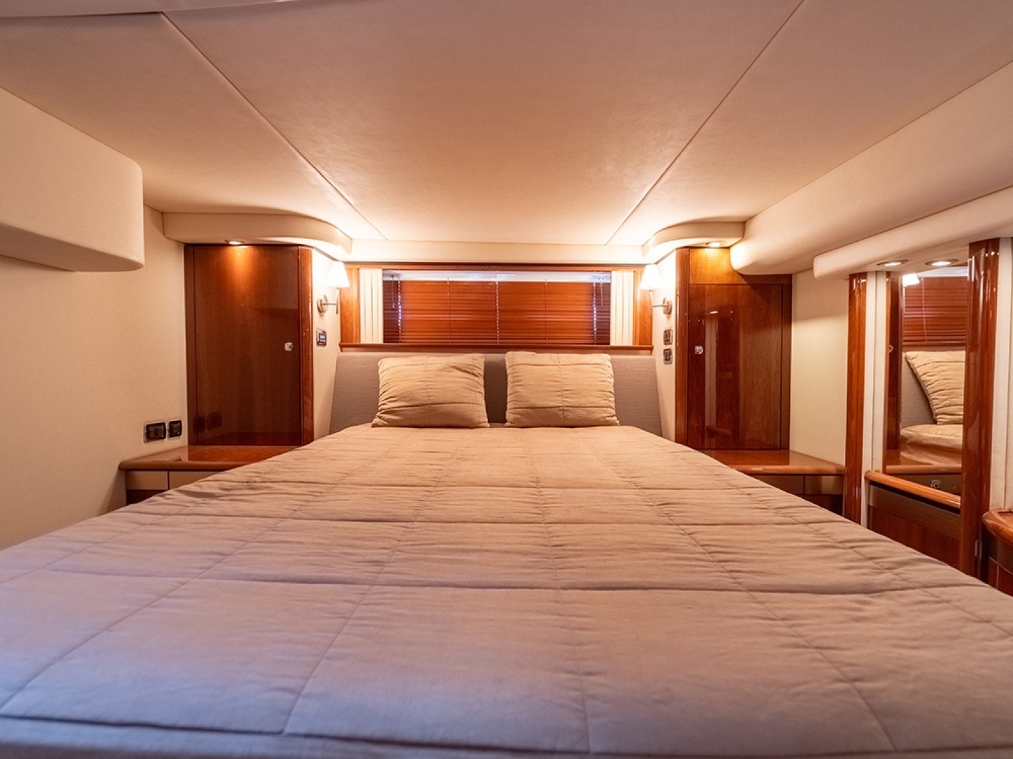 Sea Ray 580 Sedan Bridge Yacht For Sale
