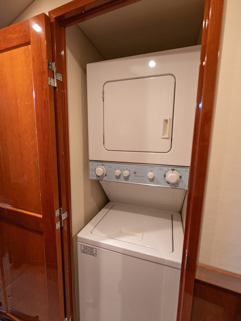 Sea Ray 580 Sedan Bridge Yacht For Sale