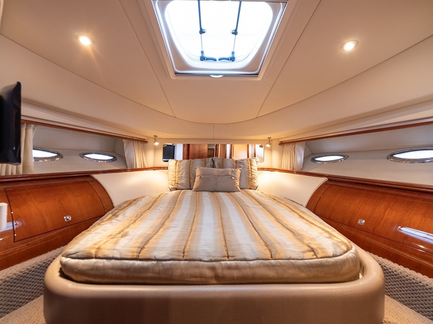 Sea Ray 580 Sedan Bridge Yacht For Sale