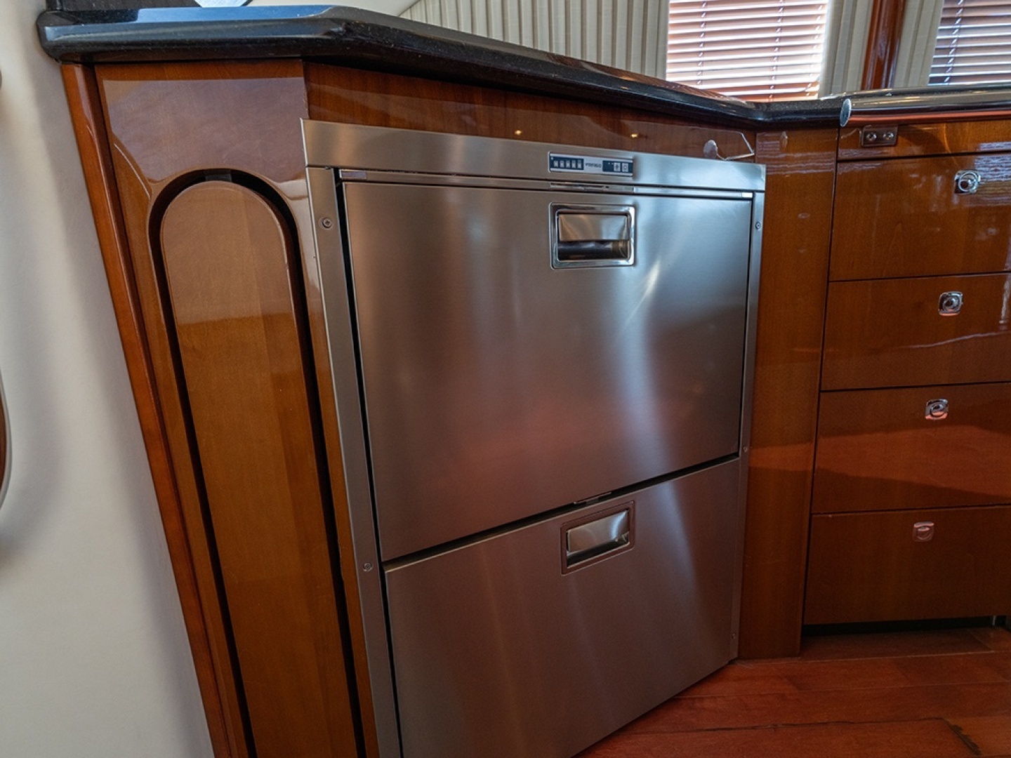 Sea Ray 580 Sedan Bridge Yacht For Sale