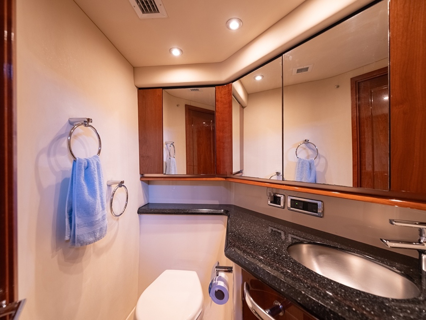 Sea Ray 580 Sedan Bridge Yacht For Sale