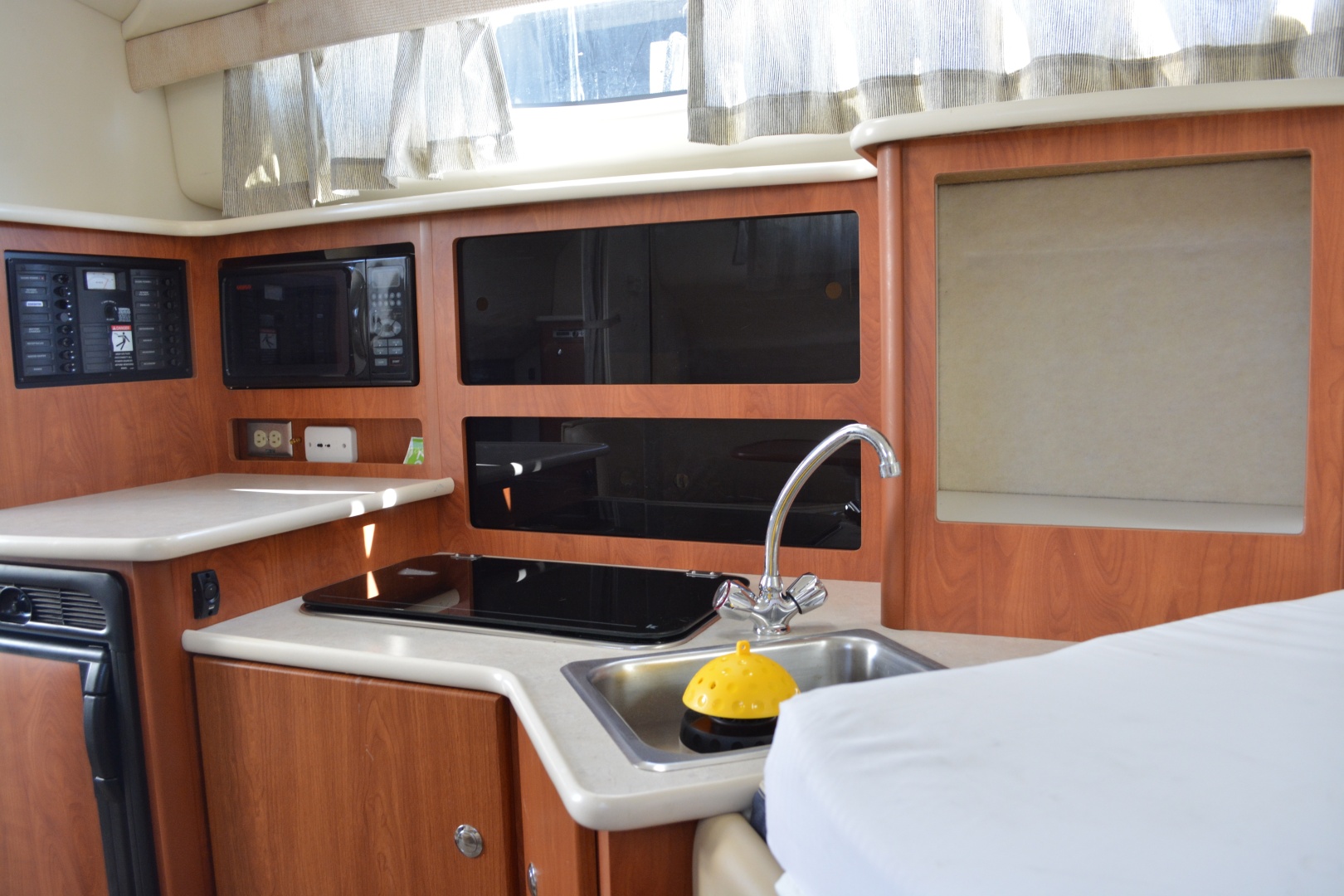 Waves of Blue 30ft Bayliner Yacht For Sale