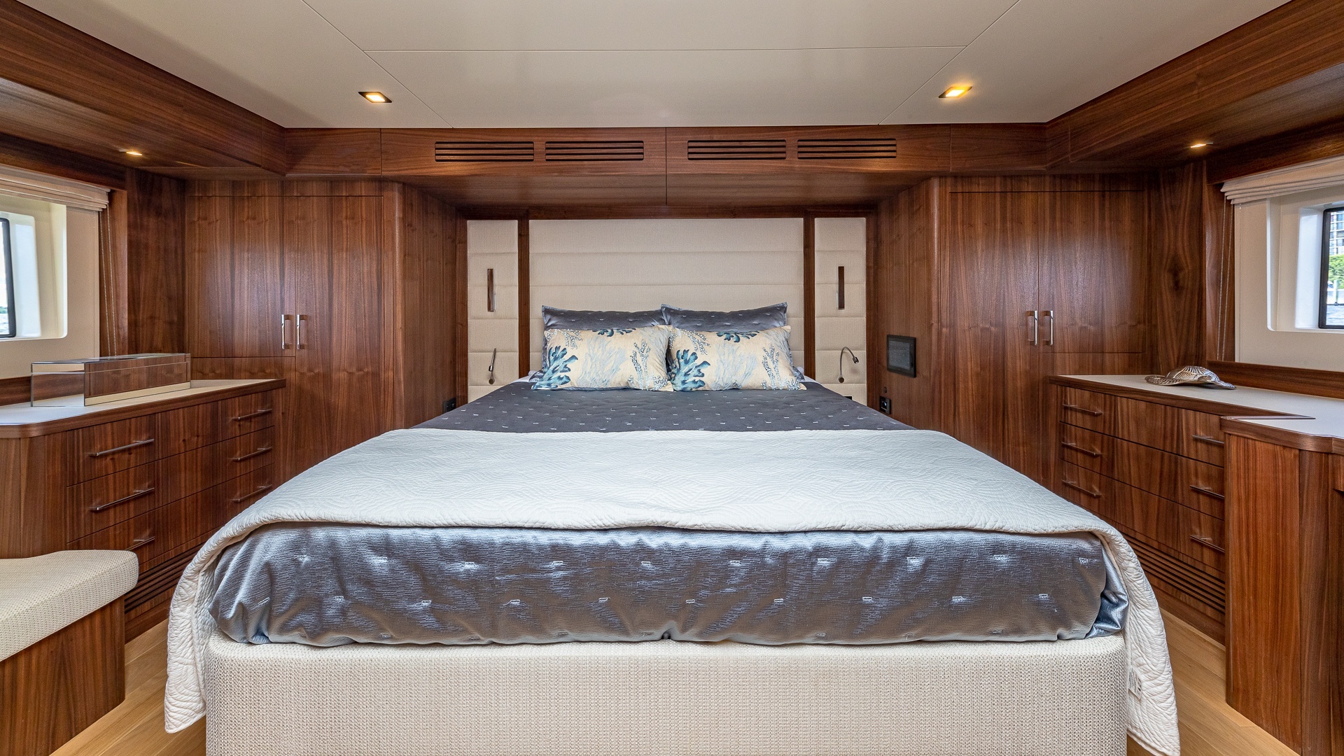 2023 Sirena Flybridge