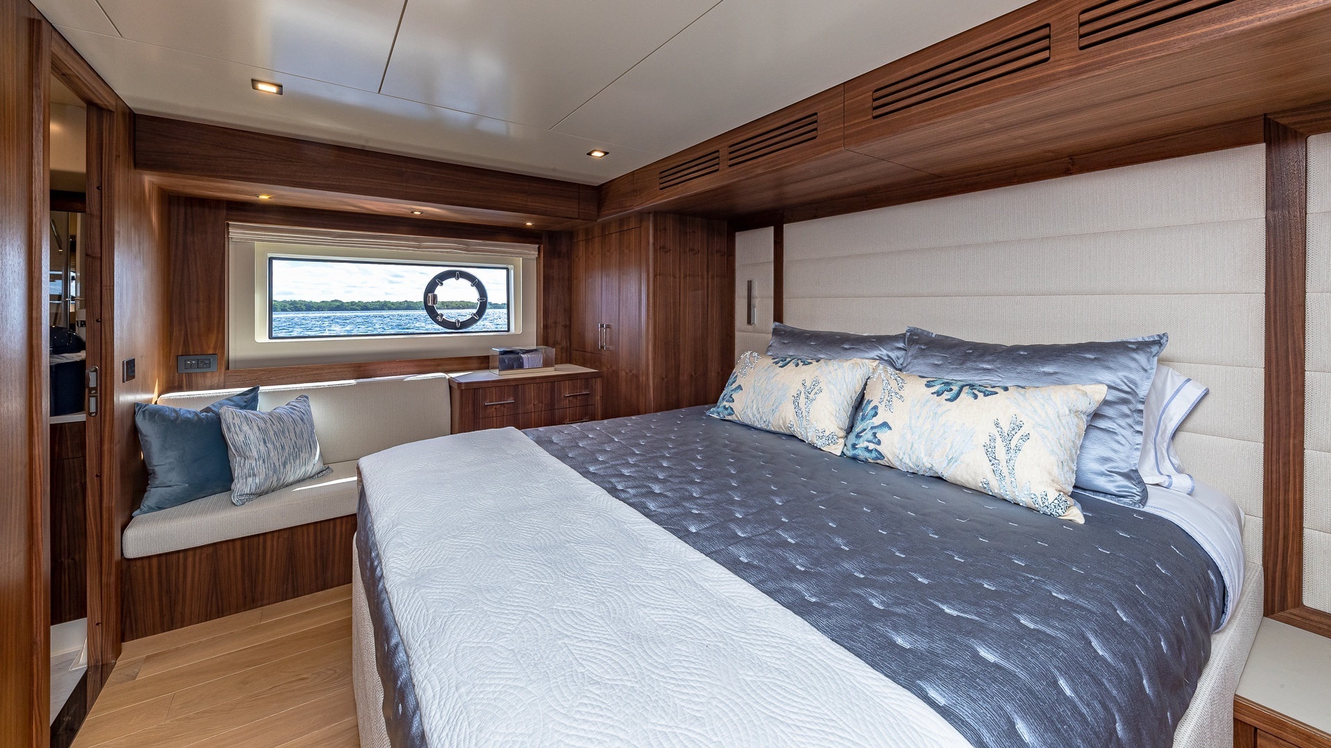 Sirena Flybridge Yacht For Sale