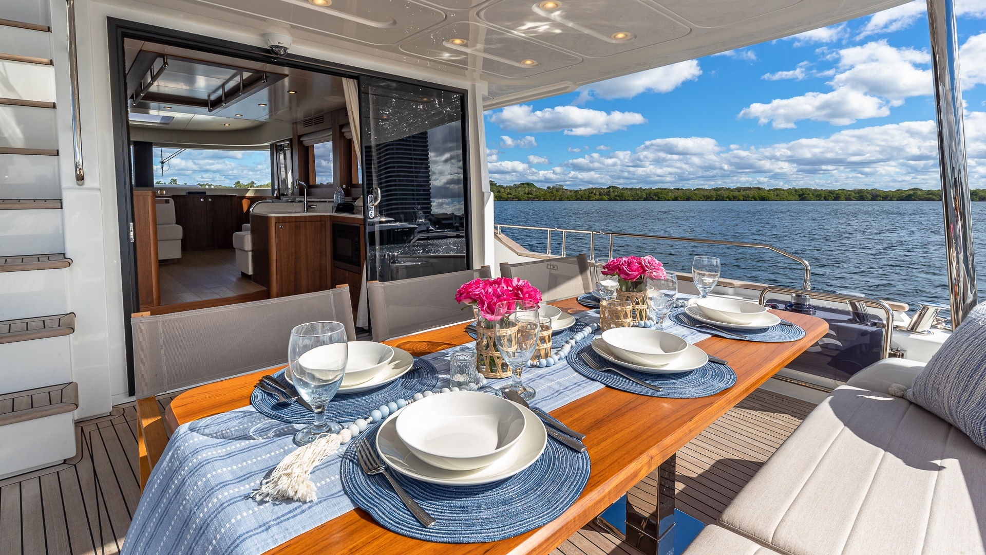 2023 Sirena Flybridge