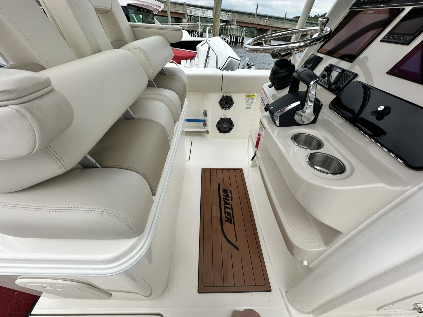 2024 Boston Whaler 250 Outrage
