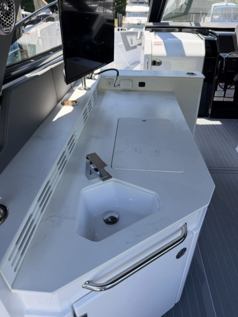 2024 Cruisers Yachts 