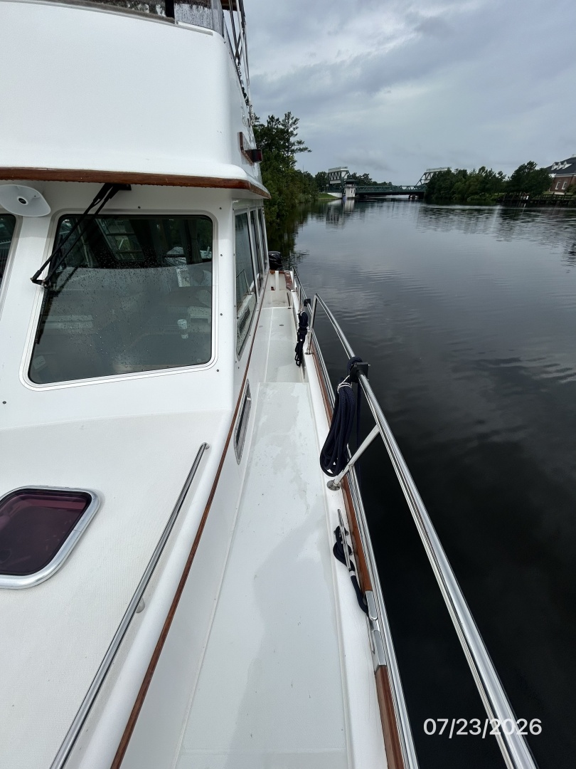 42' Sabre port side deck2