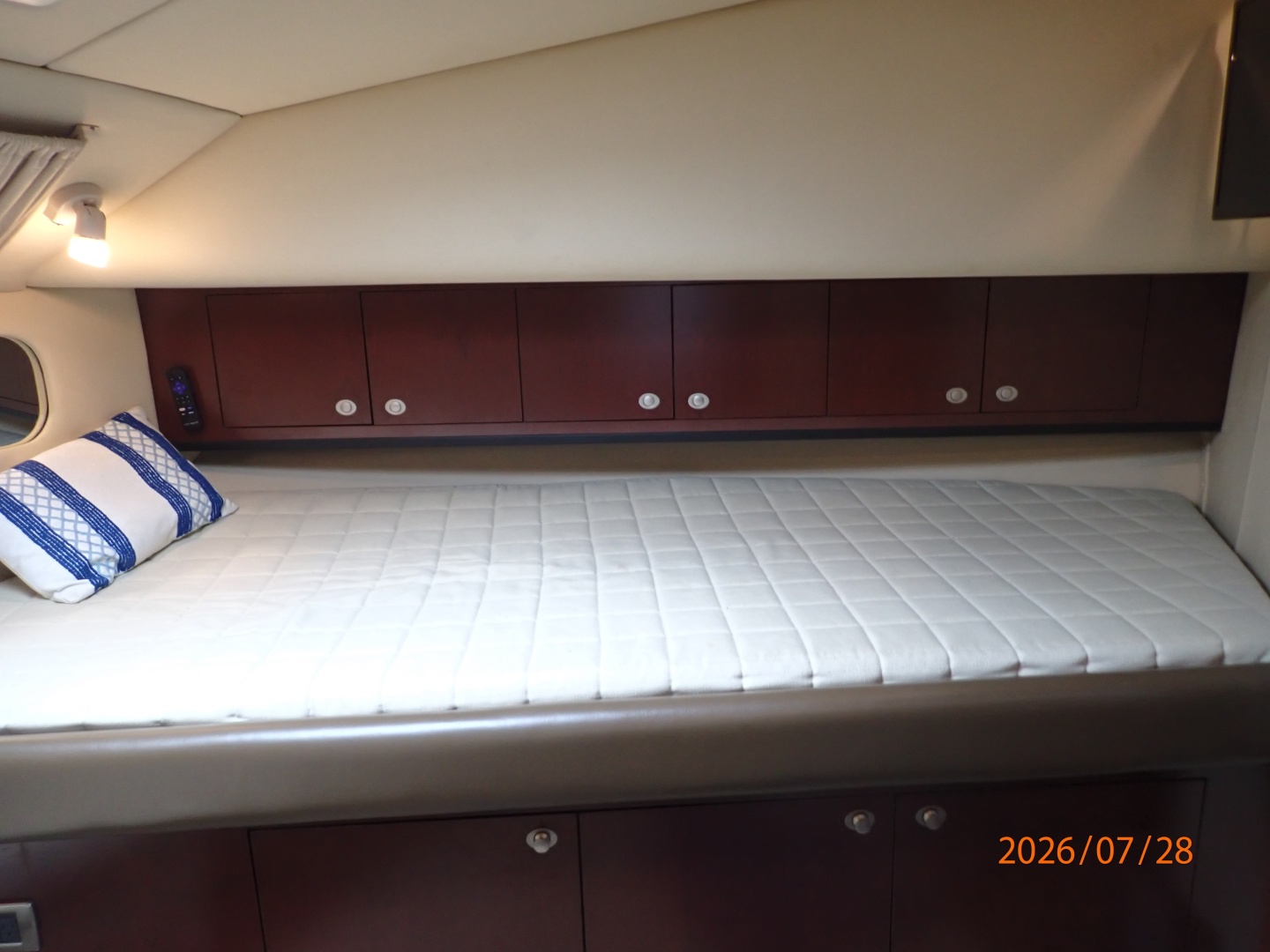40' Sea Ray guest stateroom starboard