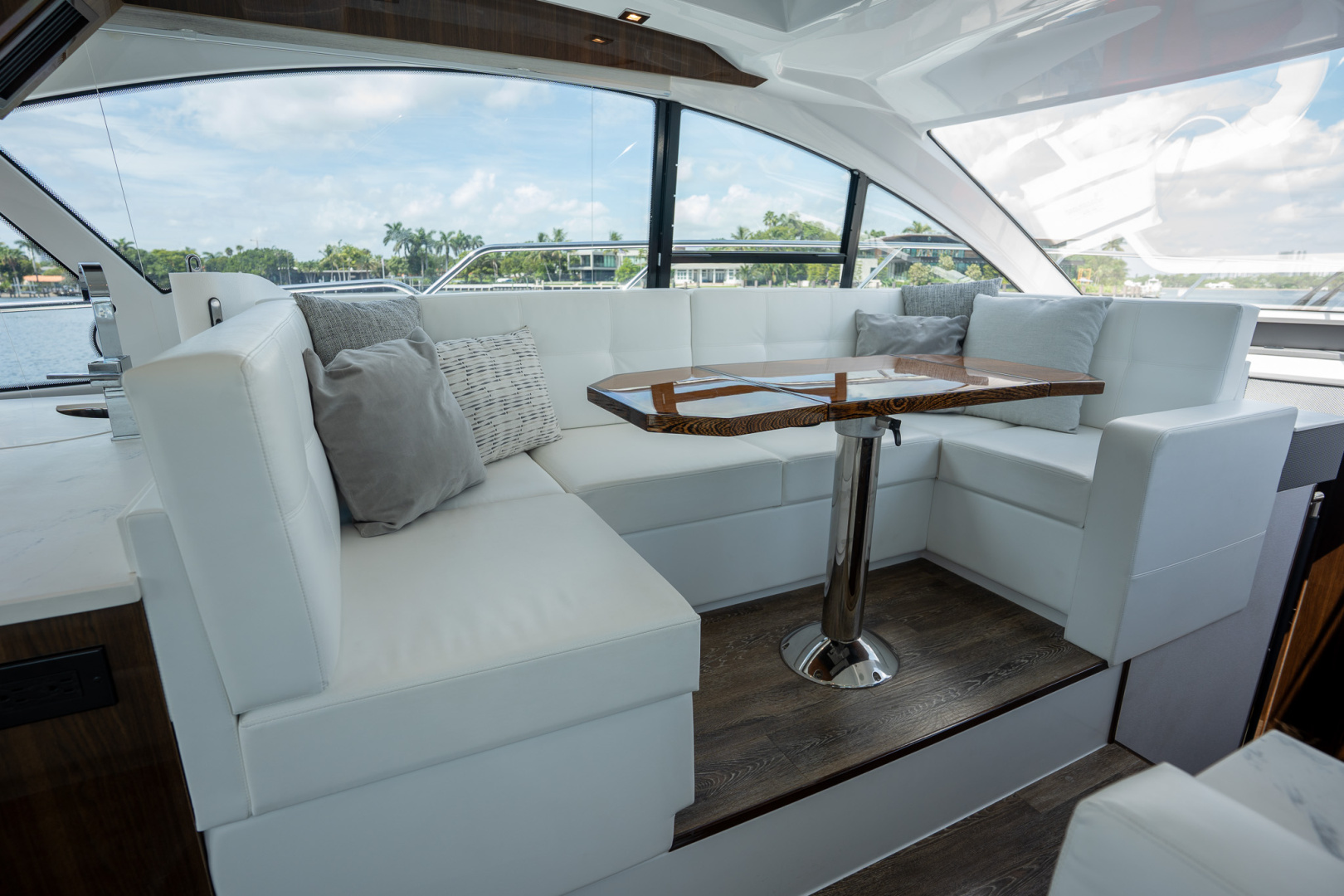 2023 Cruisers Yachts 50 C