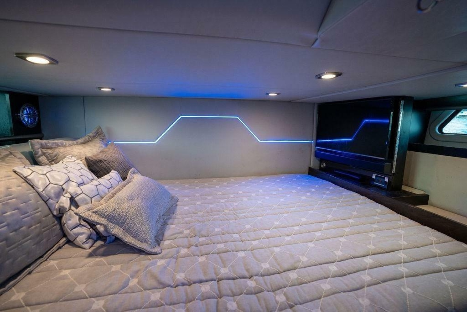 Formula 430 Super Sport Crossover Yacht For Sale