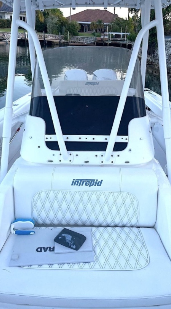 2002 Intrepid 323 Cuddy