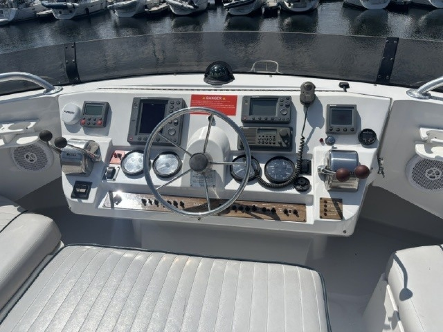 2001 Mainship 390
