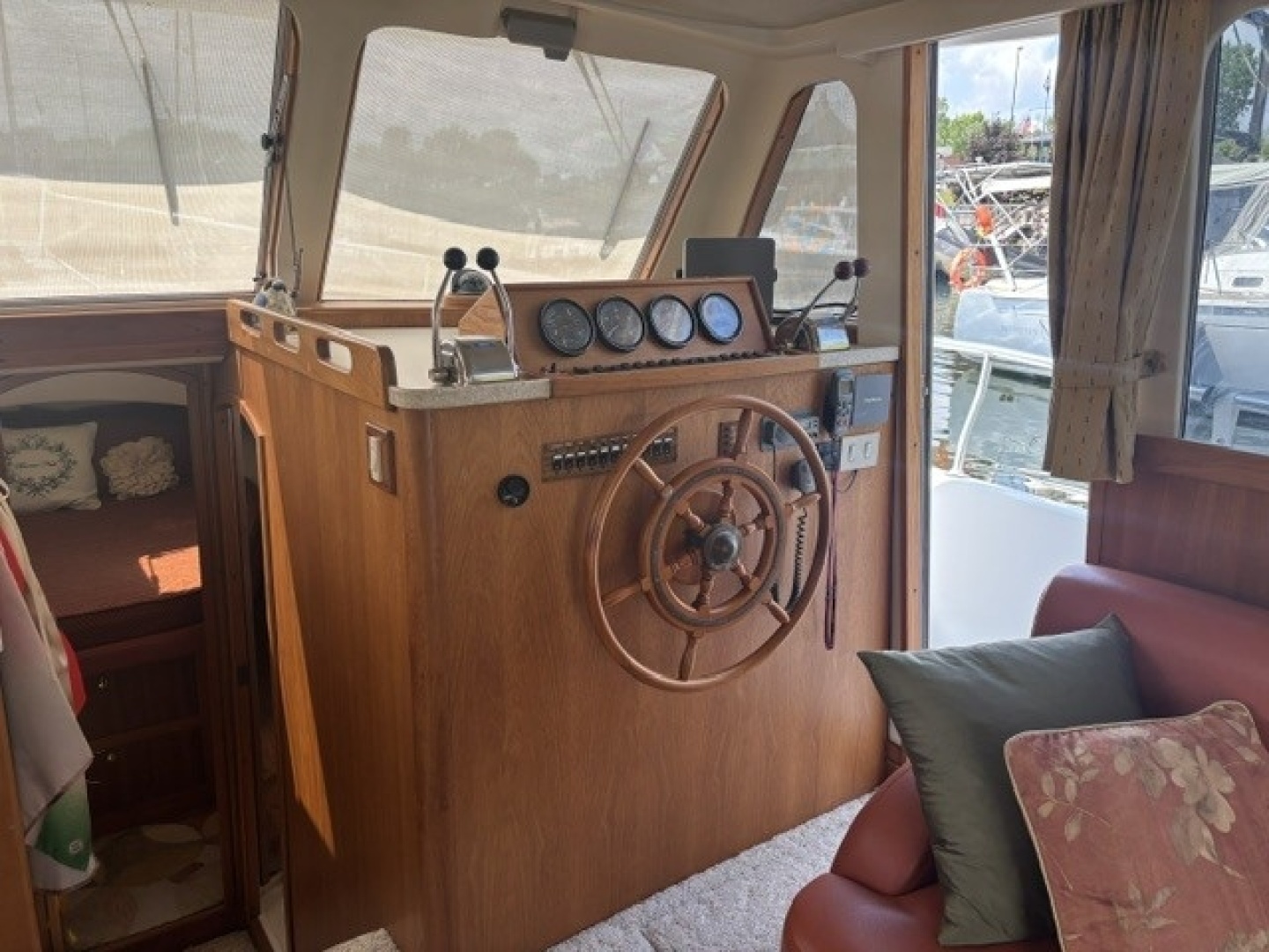 2001 Mainship 390