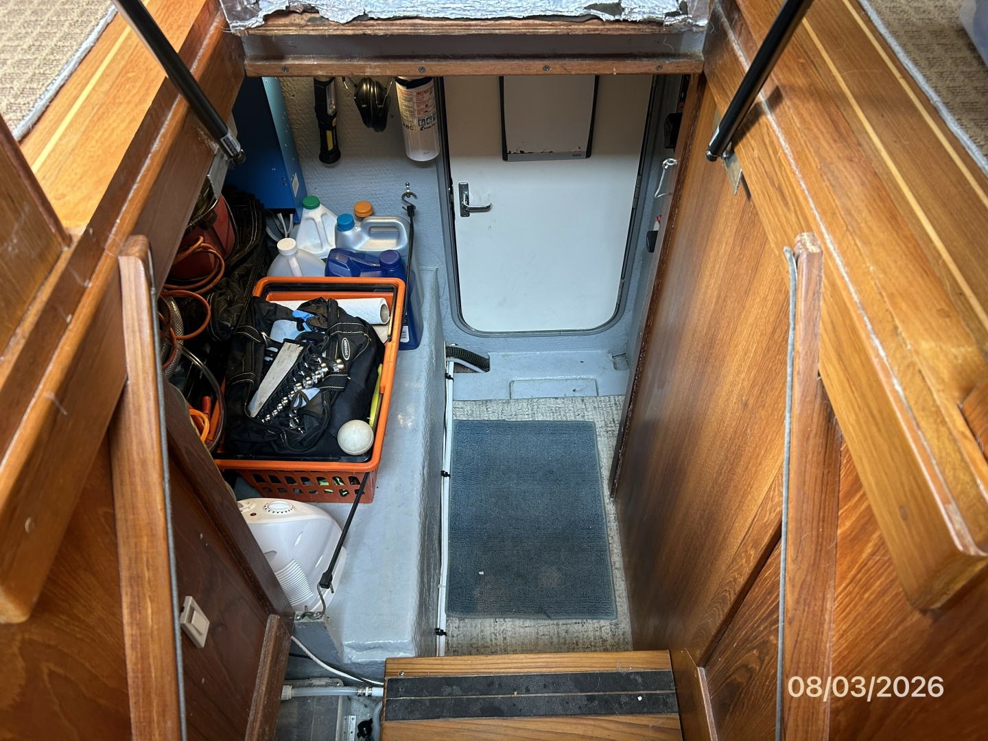 43' Mainship engine room access