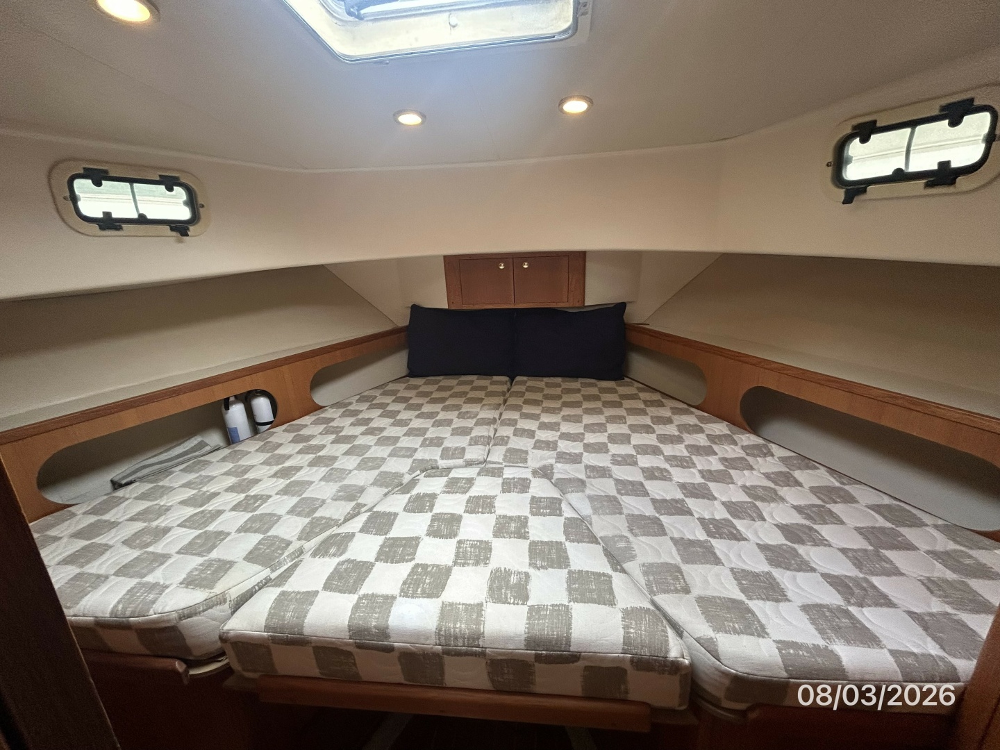 43' Mainship guest stateroom2
