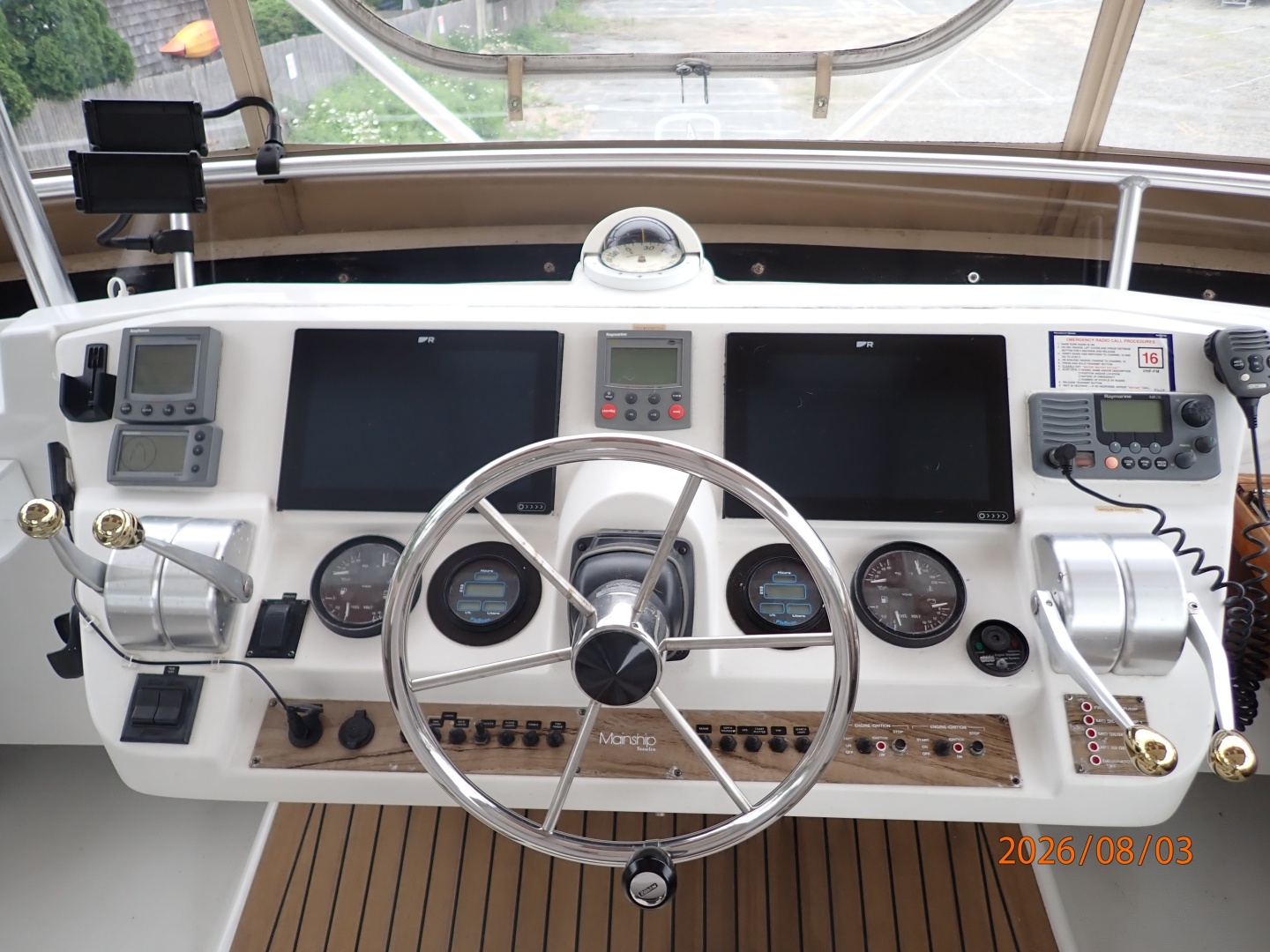 43' Mainship flybridge helm3