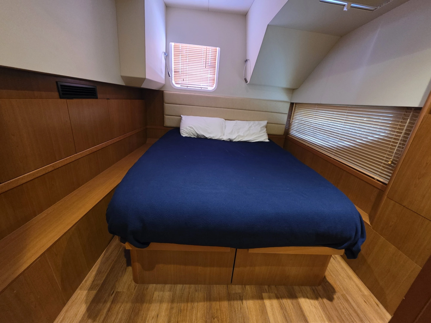 Aquila 48 Yacht For Sale
