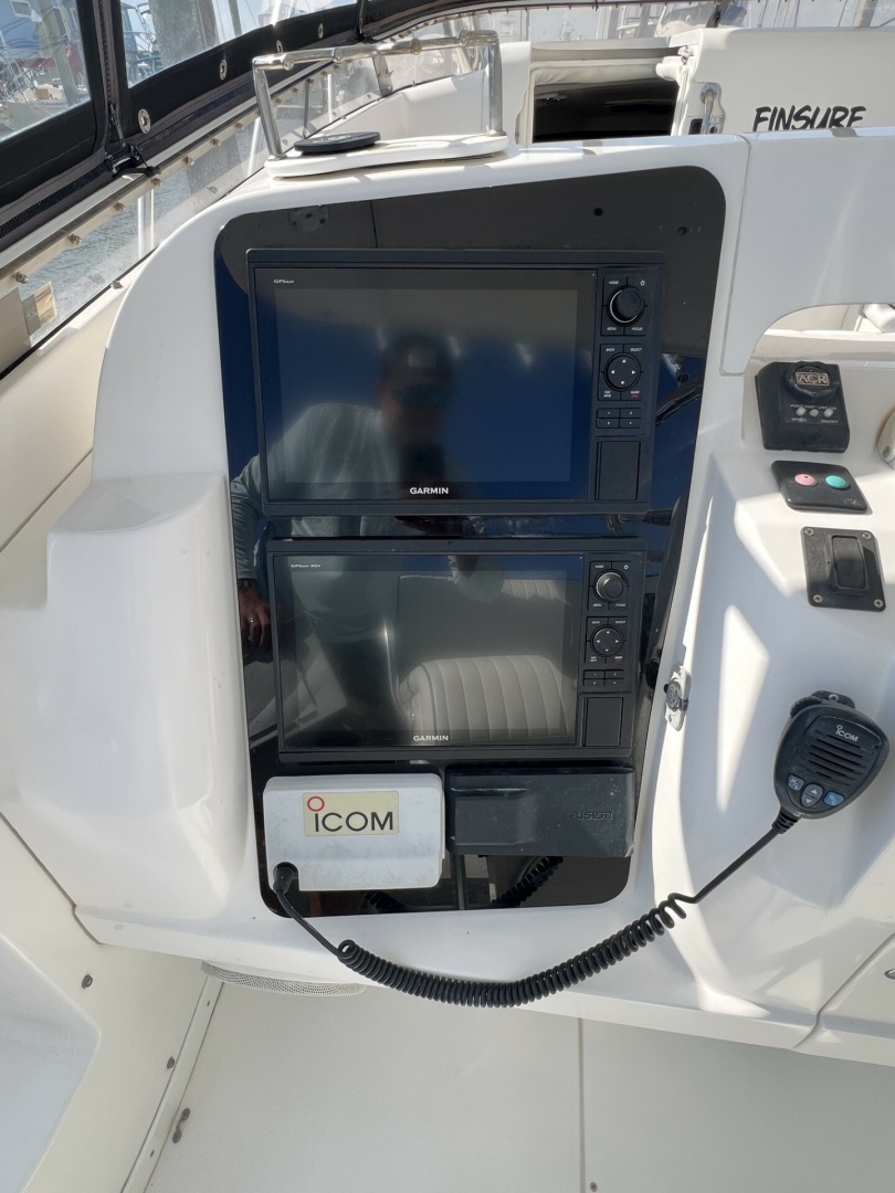 Intrepid 37 FINSURE - Helm