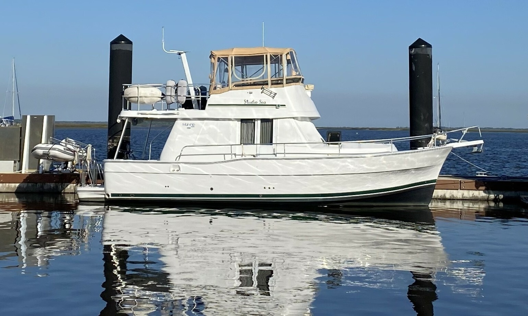 39' Mainship starboard profile