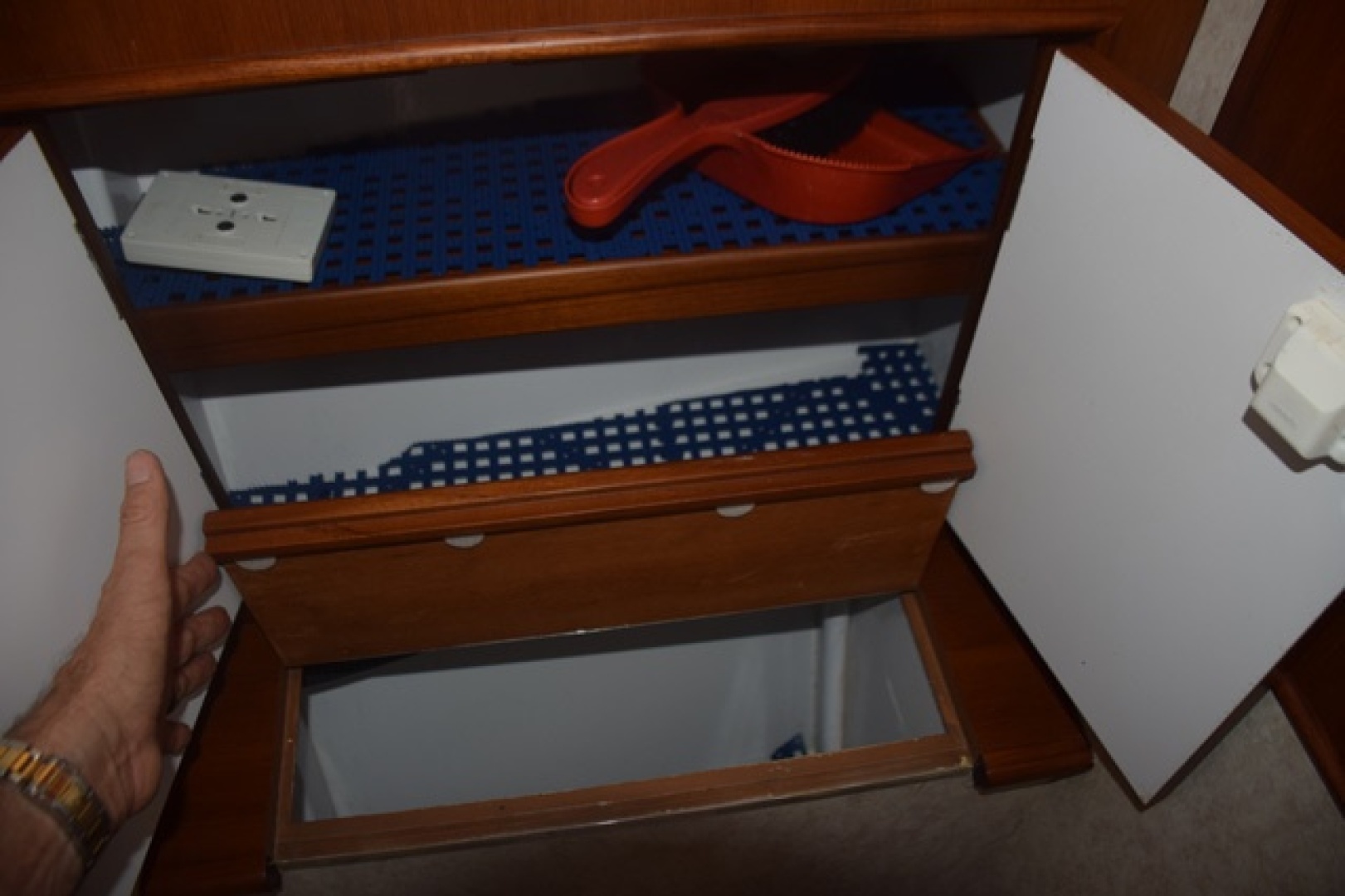Shower Stall With Rod Storage