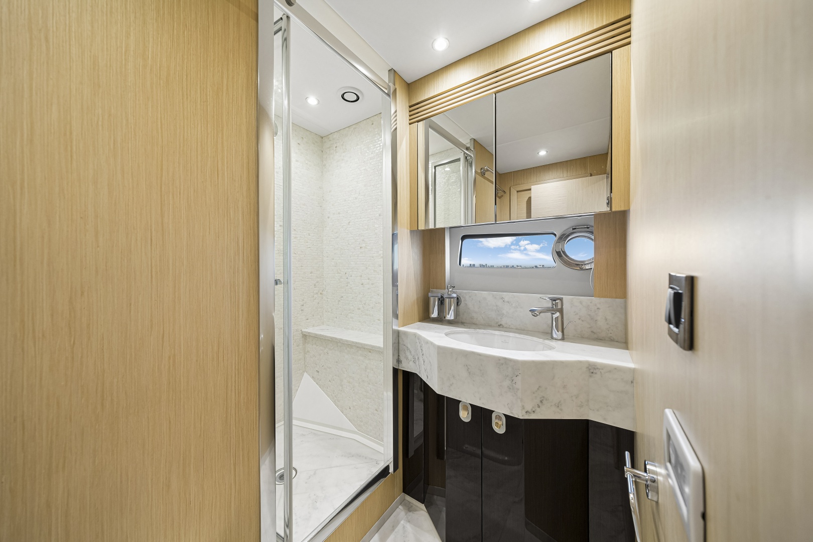 2017 Sunseeker 75 Yacht