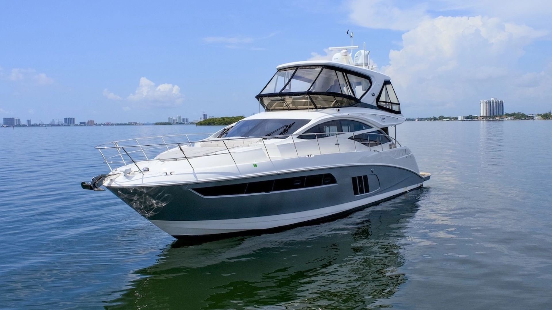 Sea Ray L590 Flybridge Yacht For Sale