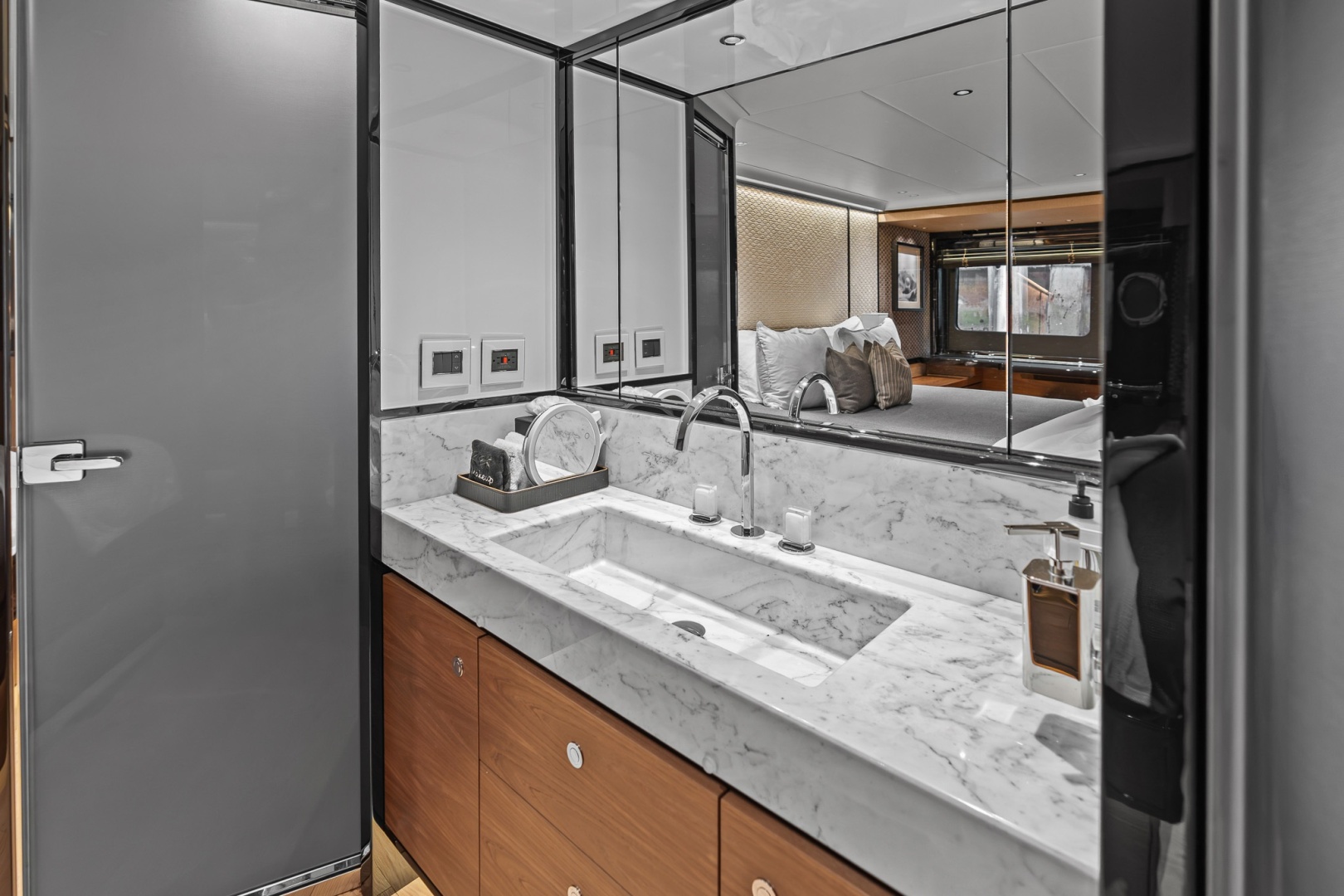 R Boat 75ft Absolute Yacht For Sale