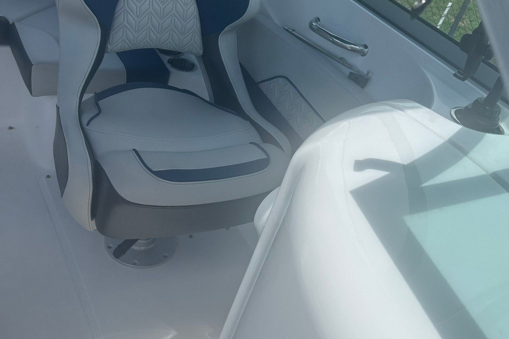 2022 Hurricane Sundeck 2200 OB