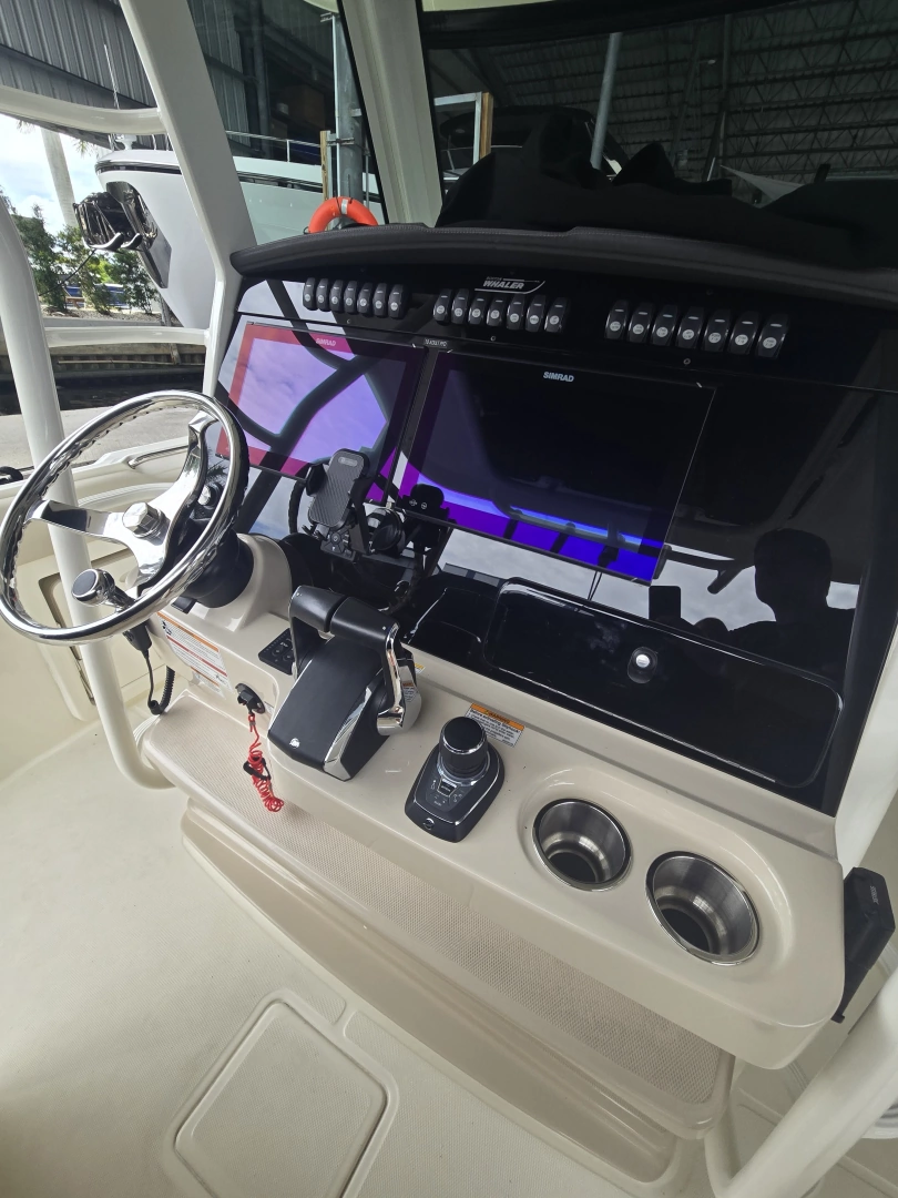 Boston Whaler 330 Outrage Yacht For Sale