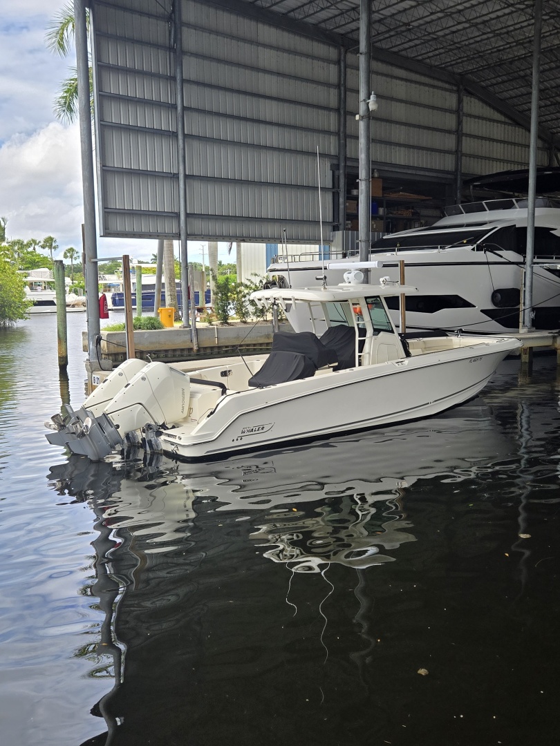 33ft Boston Whaler Yacht For Sale