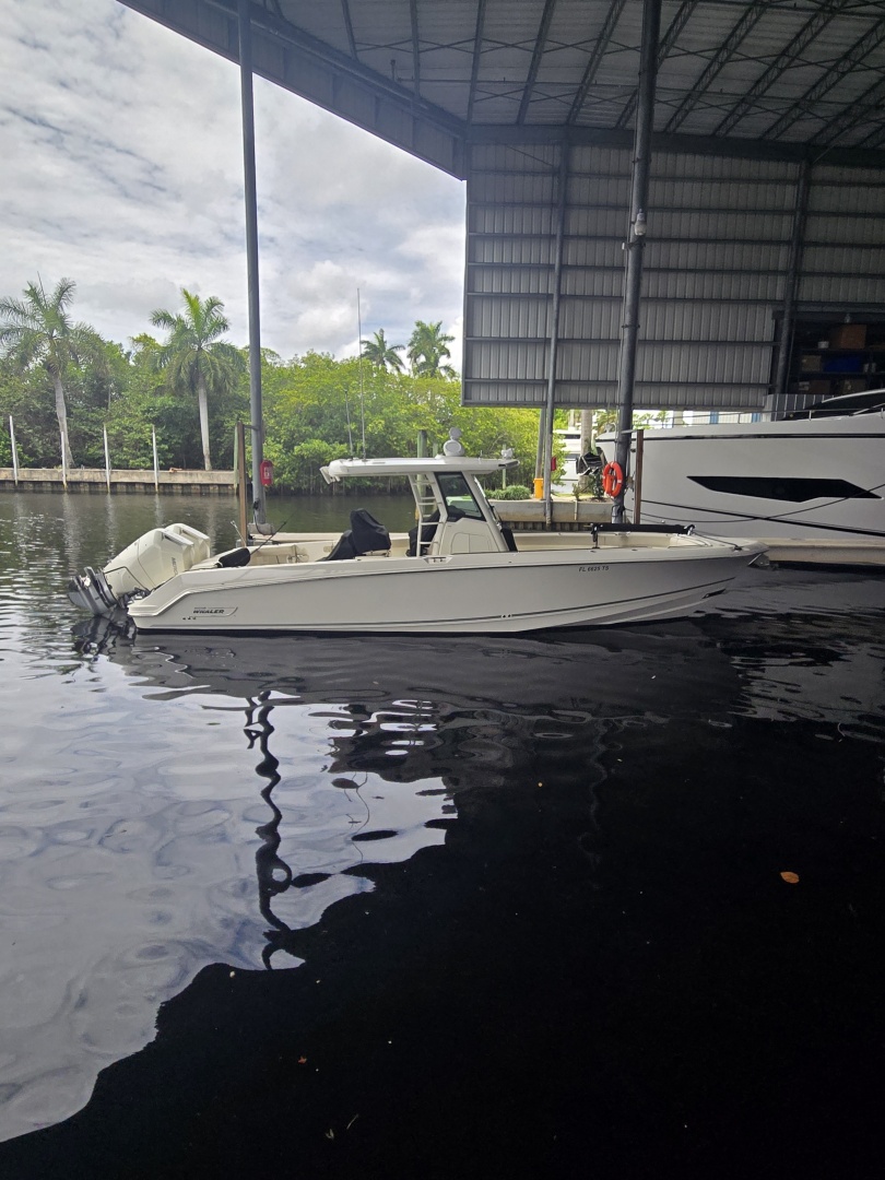 2024 Boston Whaler 330 Outrage