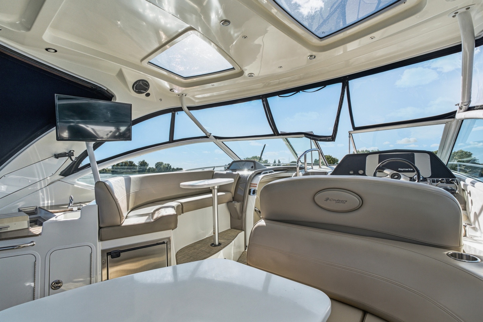 2010 Cruisers Yachts 360 Express — photograph 5