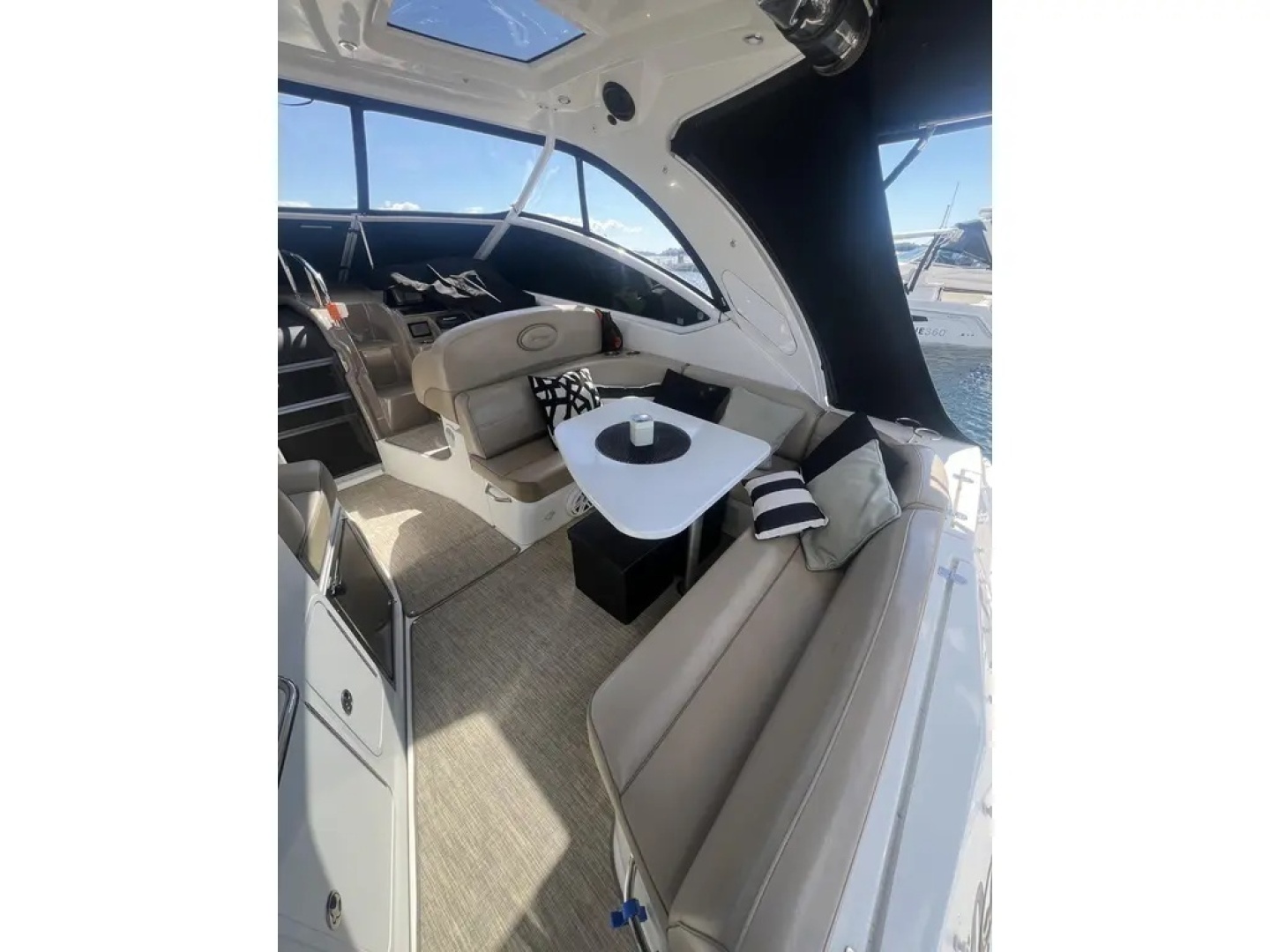 2010 Cruisers Yachts 360 Express