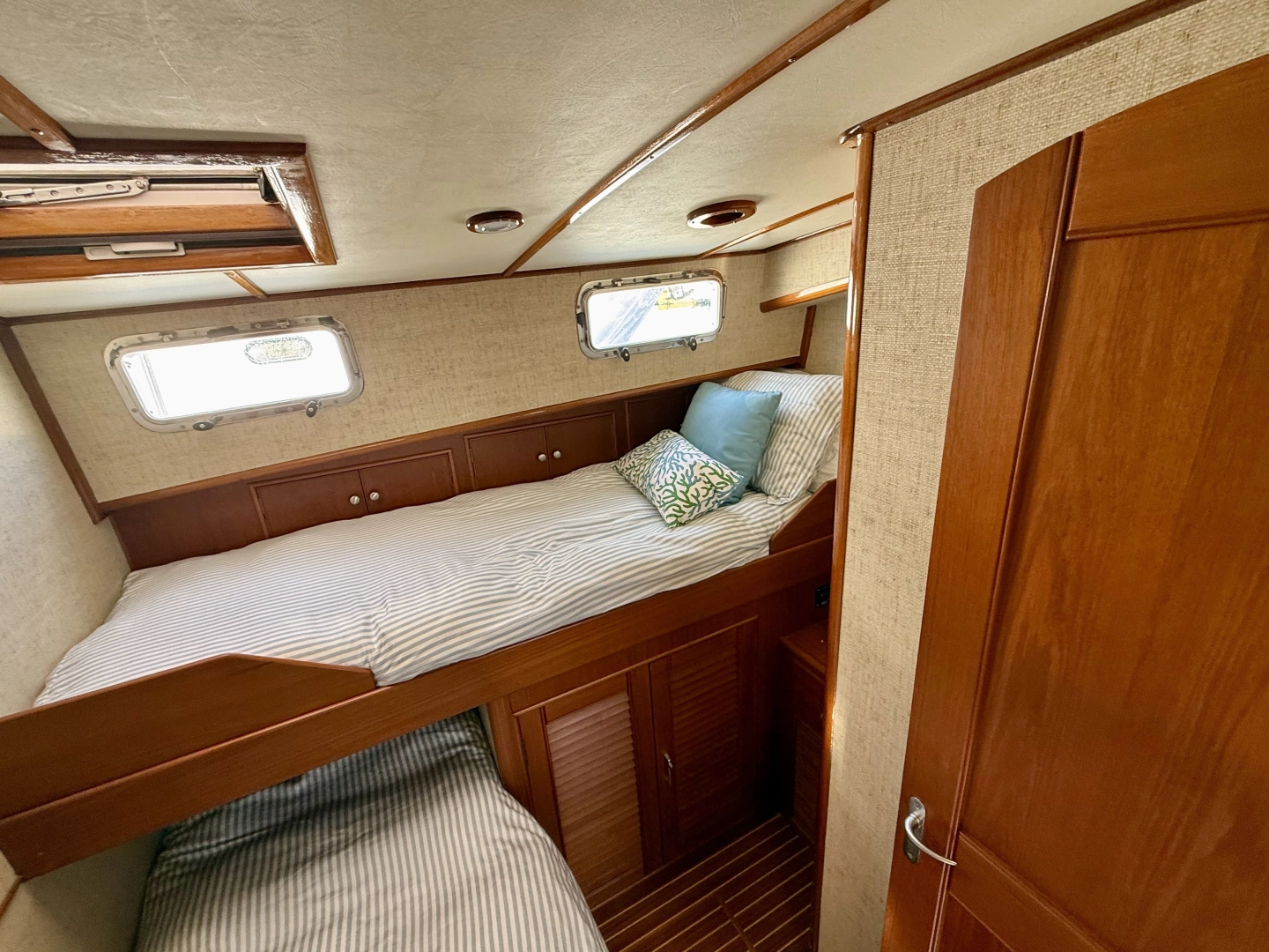 Grand Banks 49 Eastbay HX Yacht For Sale