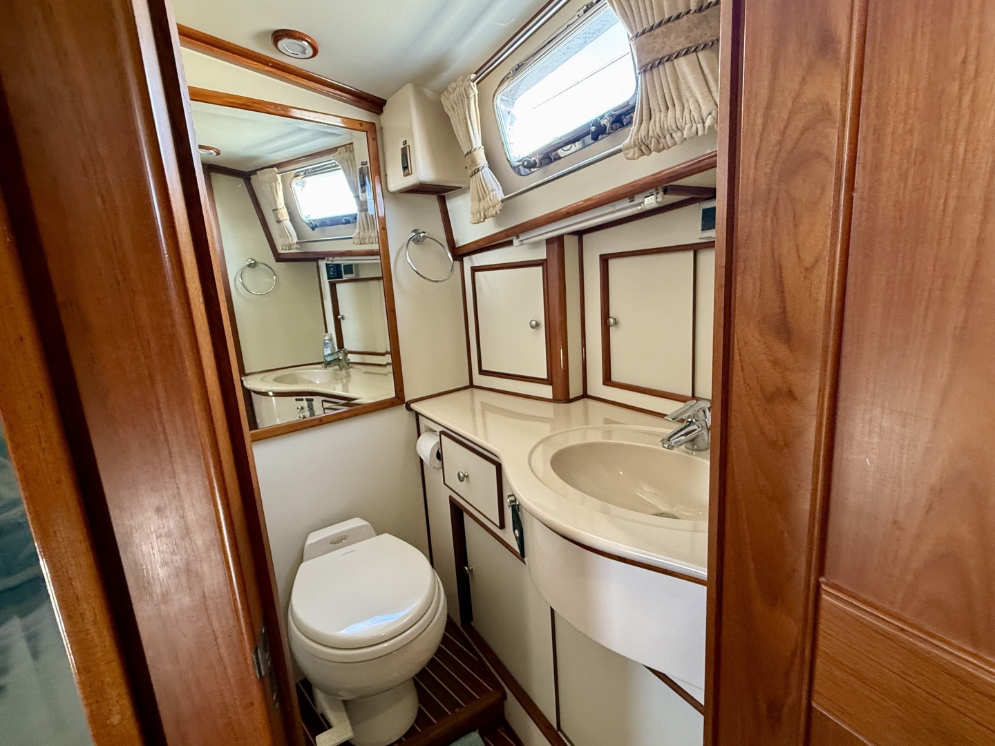 FLYAWAY 49ft Grand Banks Yacht For Sale