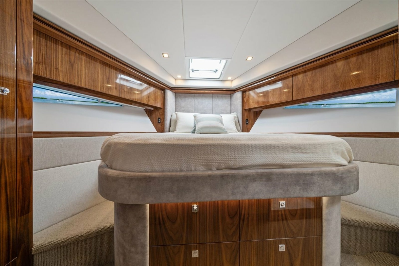 2023 Riviera 5400 Sport Yacht