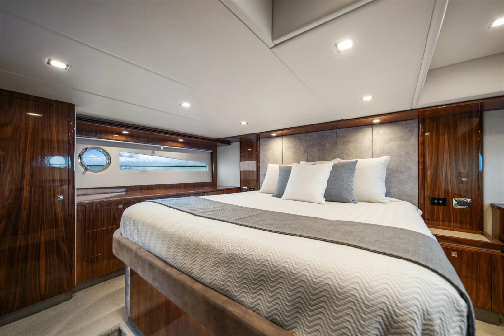 Riviera 5400 Sport Yacht Yacht For Sale