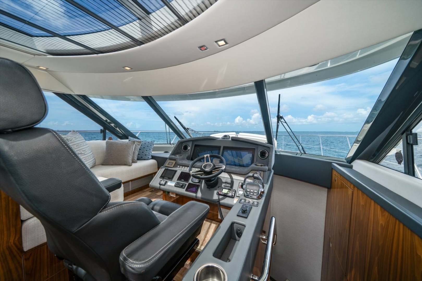 2023 Riviera 5400 Sport Yacht