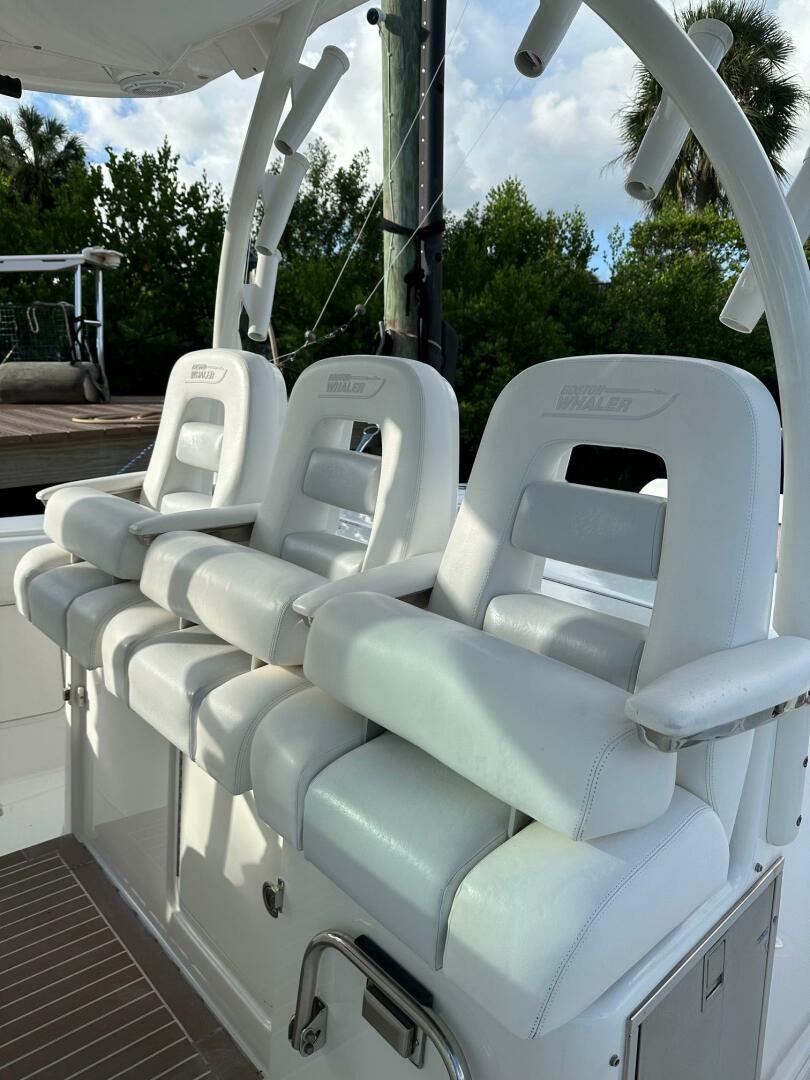 Boston Whaler 37 Outrageous - Helm Seating