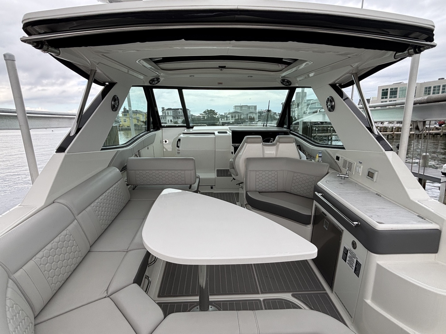 2023 Sea Ray 320 Sundancer