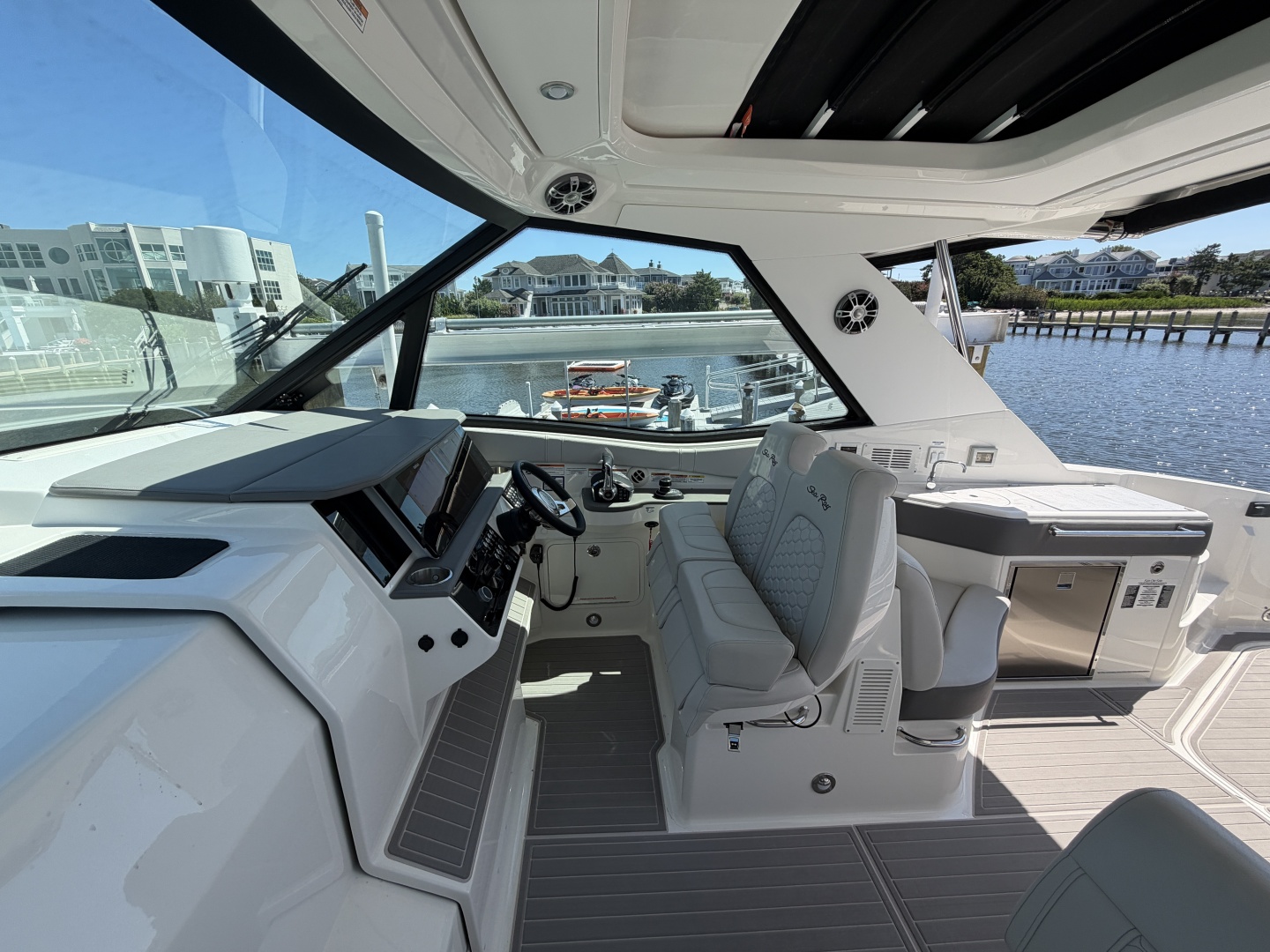 2023 Sea Ray 320 Sundancer