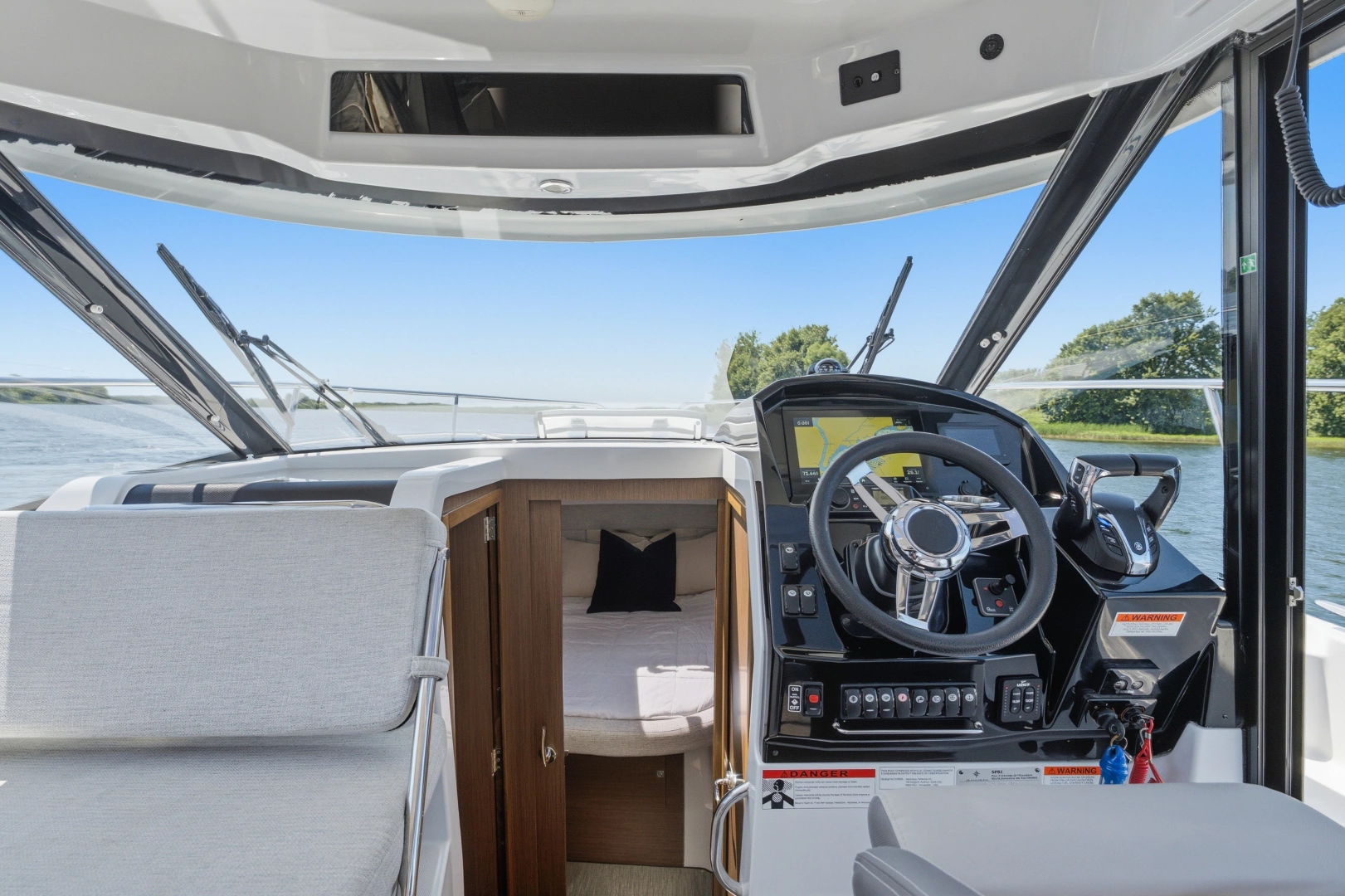 Jeanneau NC 895 Yacht For Sale
